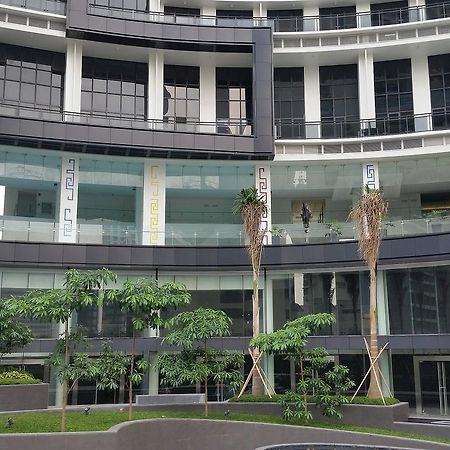 Milano Versace Suites Makati City Buitenkant foto