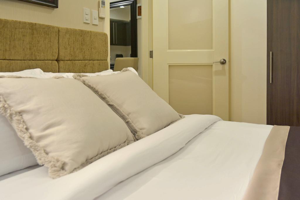 Milano Versace Suites Makati City Buitenkant foto
