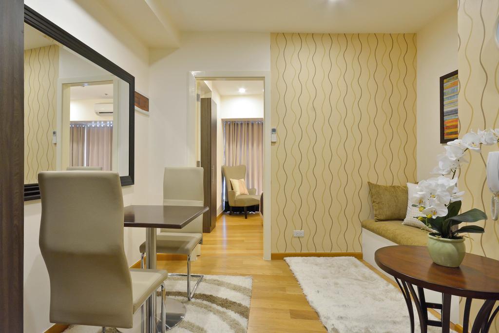 Milano Versace Suites Makati City Buitenkant foto