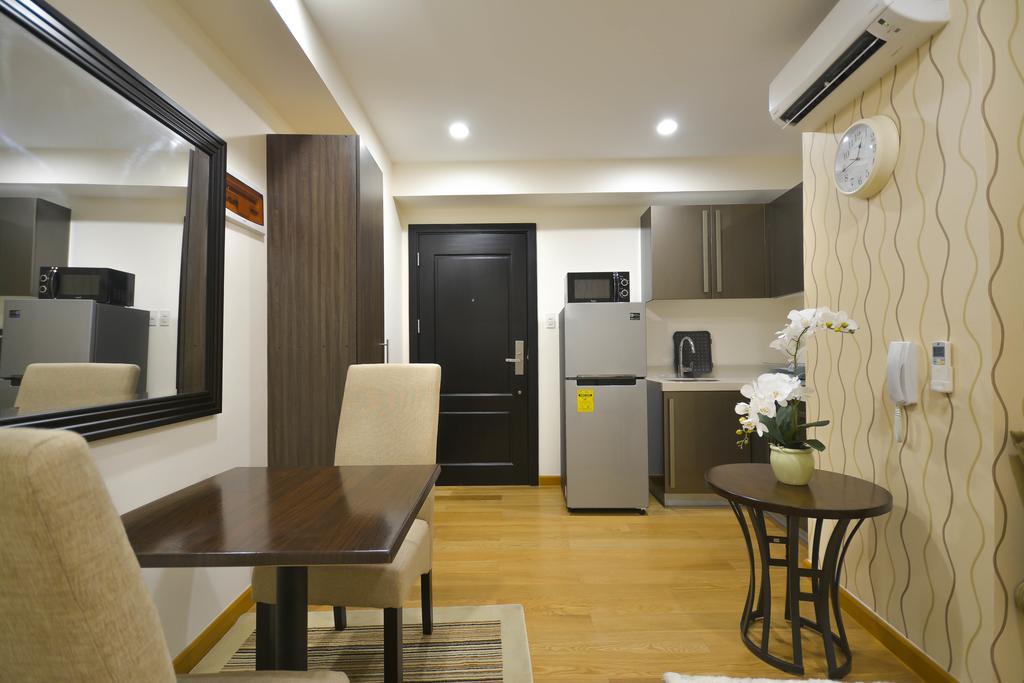 Milano Versace Suites Makati City Buitenkant foto
