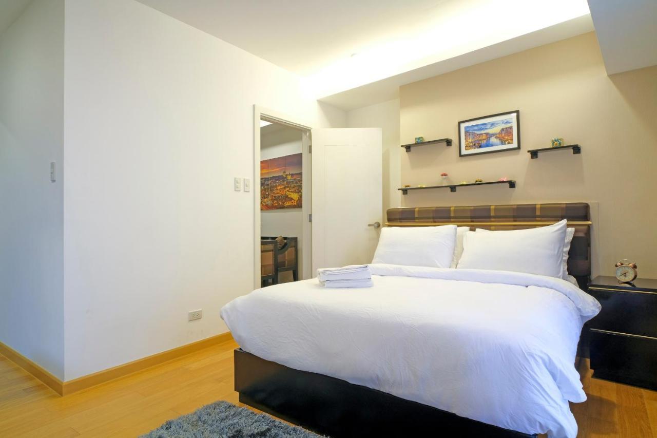 Milano Versace Suites Makati City Buitenkant foto