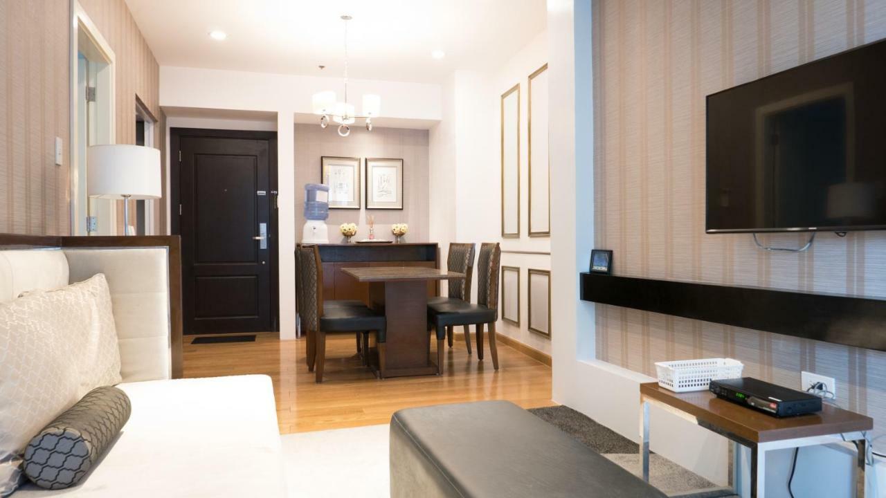 Milano Versace Suites Makati City Buitenkant foto