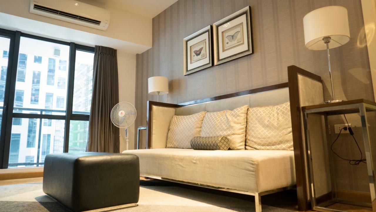 Milano Versace Suites Makati City Buitenkant foto
