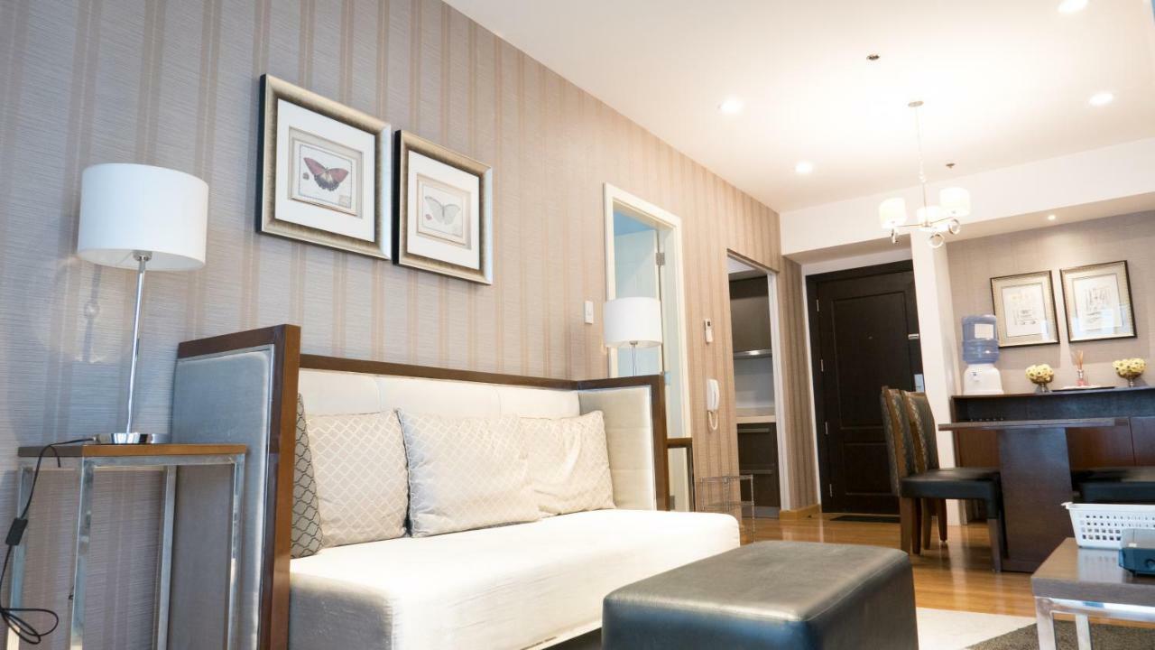Milano Versace Suites Makati City Buitenkant foto